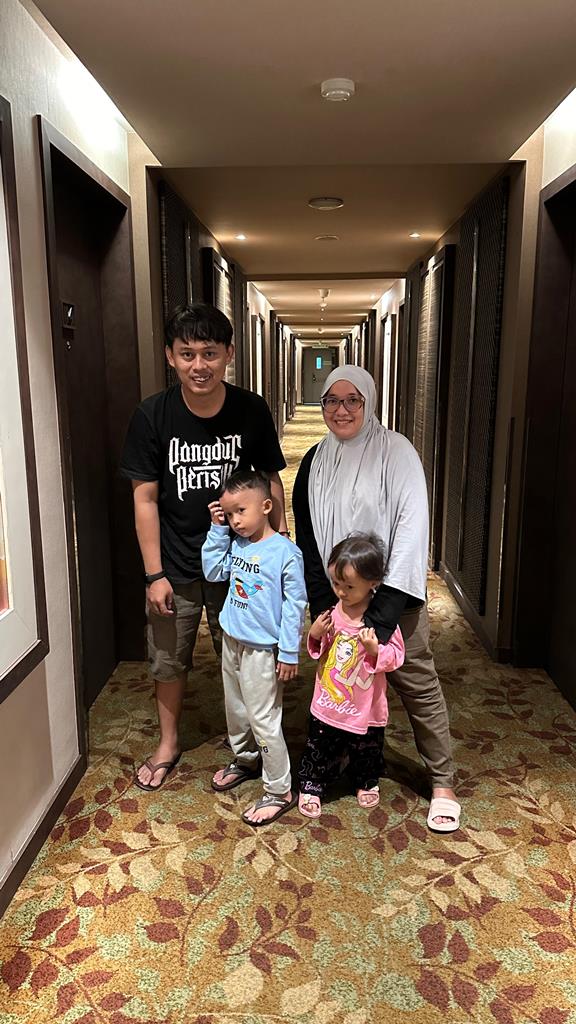 Saya bersama keluarga di lorong Hotel Eastparc